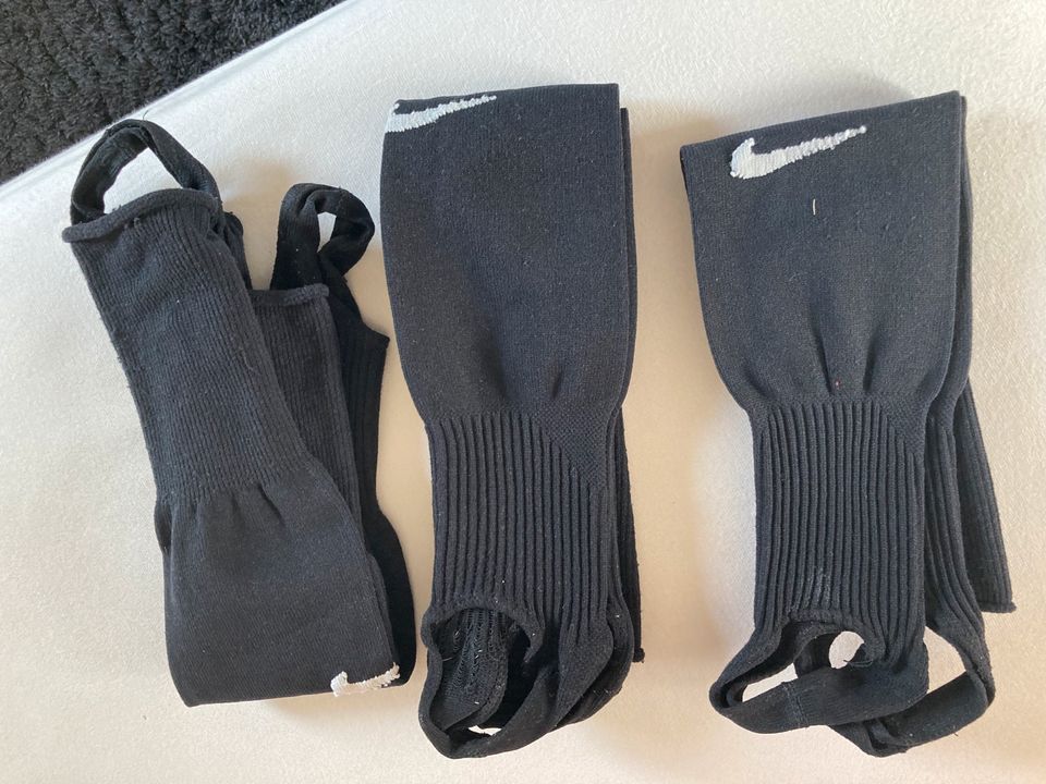 Fußballstutzen Nike 3 schwarze u 2 weiße gepflegt Gr L in Mudau