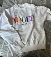Pullover - Vogue - weiß - bunte Schrift - Gr. M Schleswig-Holstein - Großensee Vorschau