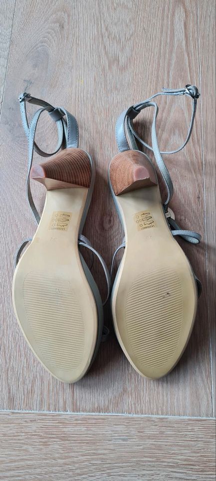 Neuwertig Pumps/Sandalen taupe Gr.38 von Chillany in Altenstadt