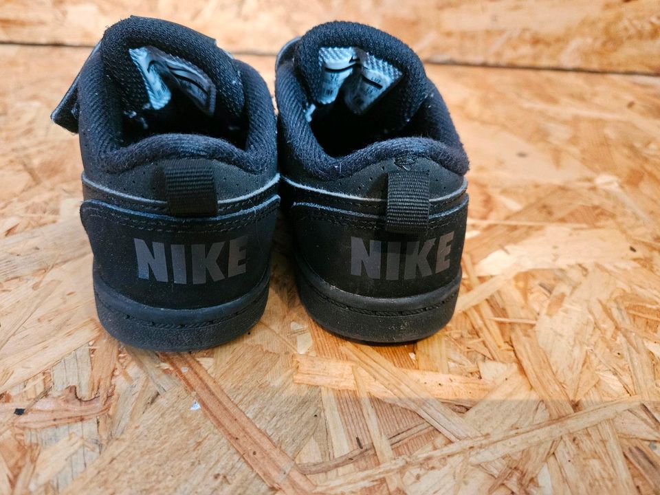 Nike Schuhe Gr. 23.5 in Wendeburg