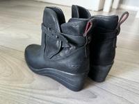 UGG Emalie Boots Keilabsatz Stiefeletten Schwarz 36 NEU Berlin - Reinickendorf Vorschau