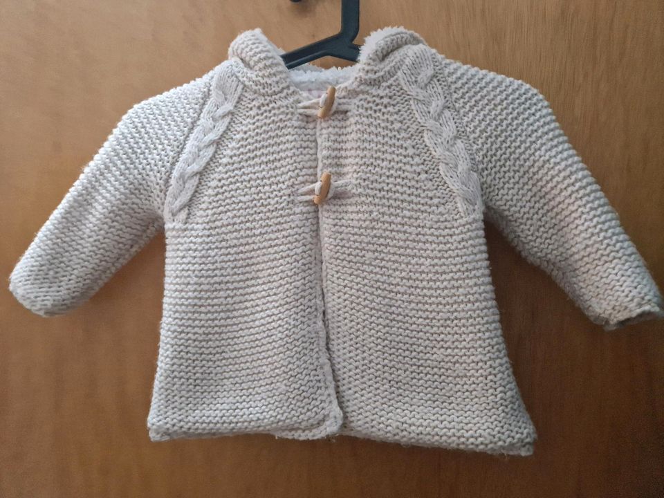 Strickjacke zara gr. 86 in Lollar