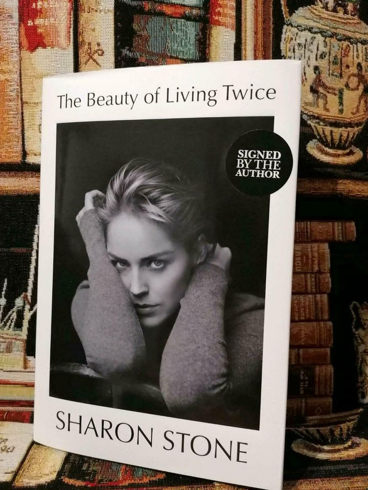 Sharon Stone, The Beauty of Living Twice, Englisch, Signiert in Poing