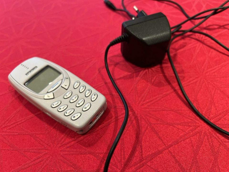 Nokia 3310 vollfunktionsfähig, schwarz weiß, mit Akku Ladegerät in Oedheim