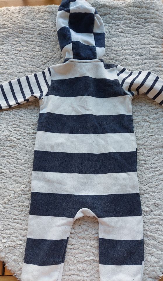 blau-weiß gestreifter Baby-Overall mit Kapuze, Gr. 68 in Berlin