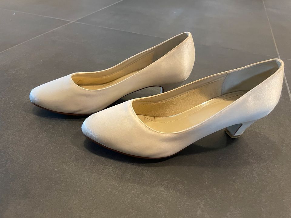 Rainbow Club Brautschuhe Pumps Satin Ivory Gr. 5,5 / 38,5 in Erbendorf