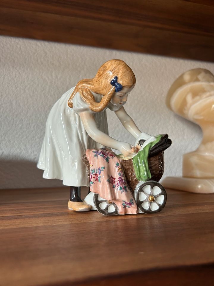Meissen, Hentschelkind mit Puppenwagen in Fahrenbach