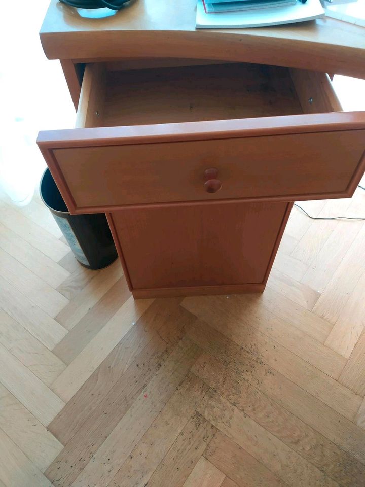 Schreibtisch, Tisch aus Holz in Schlangenbad