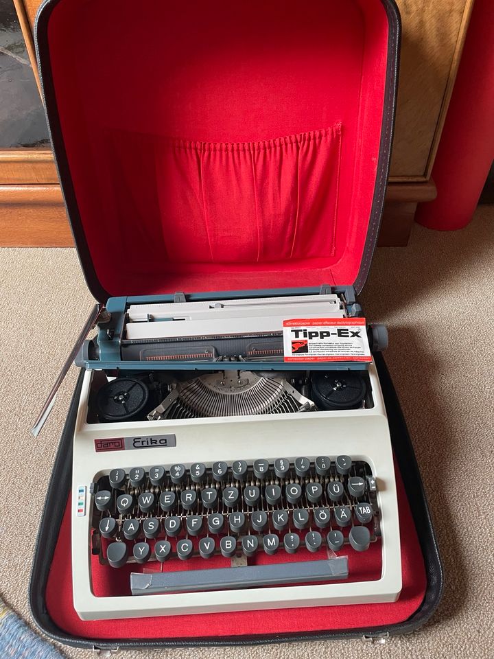 Erika Schreibmaschine im Koffer in Dierdorf