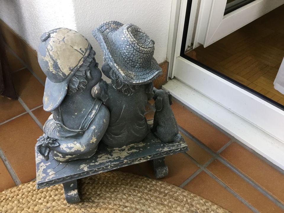 Gartenfiguren Mädchen und junge 50x35 Stein auf Holz Bank in Bad Vilbel