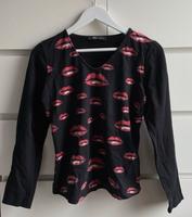Pullover Shirt langärmlig M S.Oliver schwarz rot Kussmund Muster Thüringen - Nordhausen Vorschau