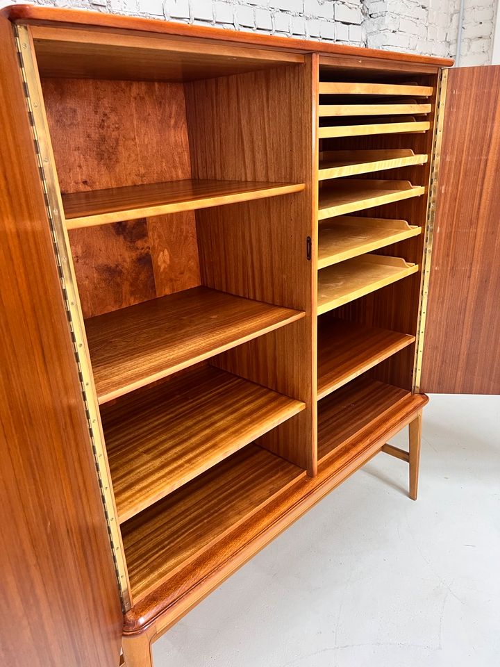 Kleiderschrank / Geschirrschrank mit Lieferung: 40er/50er Schweden Vintage Antik Wohnzimmerschrank Wäscheschrank Schubladen Teak Mid Century Design rar selten in Berlin