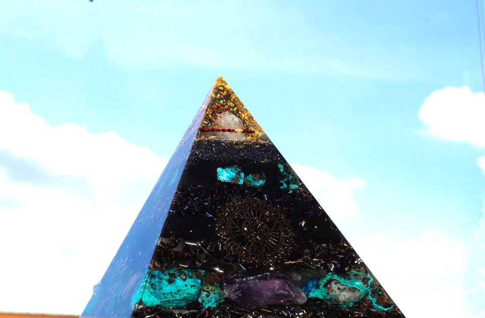 Orgonit Pyramide XL 15x15 cm Vishuddha Blume des Lebens Gold in Berlin