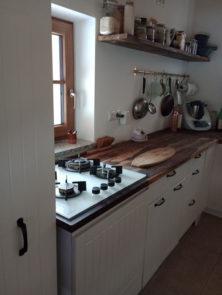 Edle Küche weiss/dunkles Holz mit Kücheninsel in Prien