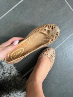 Wasser schlappen  Schuhe Größe 39/40 Gold aus gummi Nordrhein-Westfalen - Kerpen Vorschau