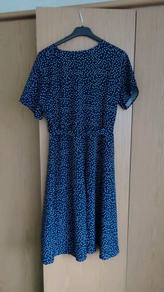 Sommerkleid blau mit Punkten , NEU in Drei Gleichen