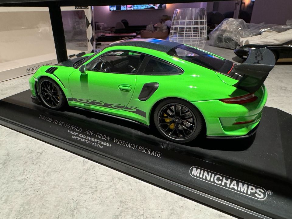 1/18 Minichamps Porsche 911 GT3 RS 991.2- Weissach package in Petting