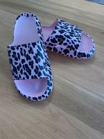 Sandalen Schuhe Hausschuhe neu Animal Print Gr 40/41 Hessen - Rosbach (v d Höhe) Vorschau