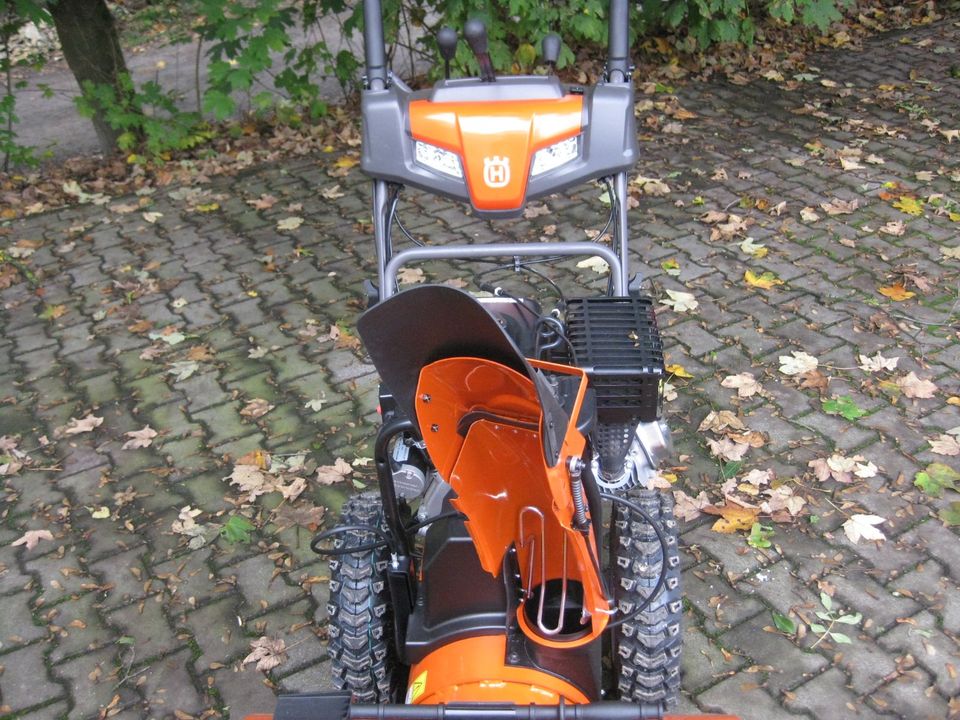 NEU Husqvarna ST330 zweistufige Schneefräse 76 cm E-Start Antrieb in Borchen