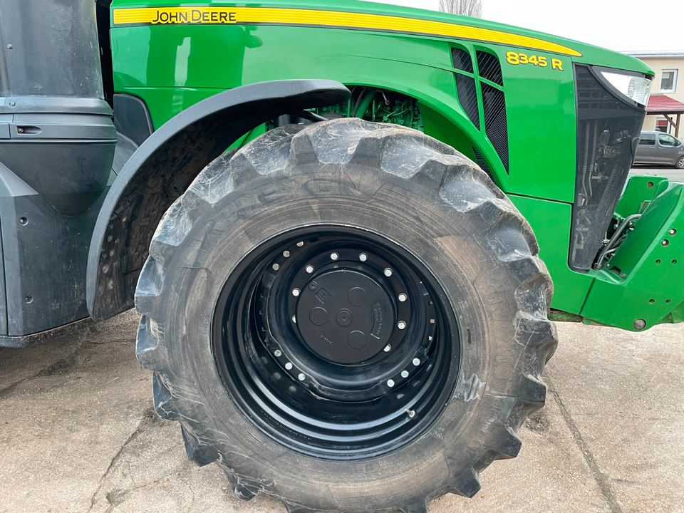 Traktor Schlepper John Deere 8345R in Schkölen