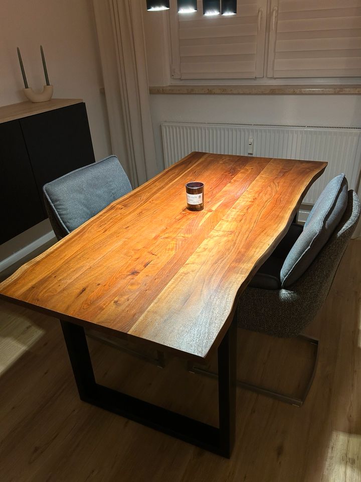 Esstisch Wohnzimmertisch Baumkantentisch Tisch Nussbaum 160x85cm in Sarstedt