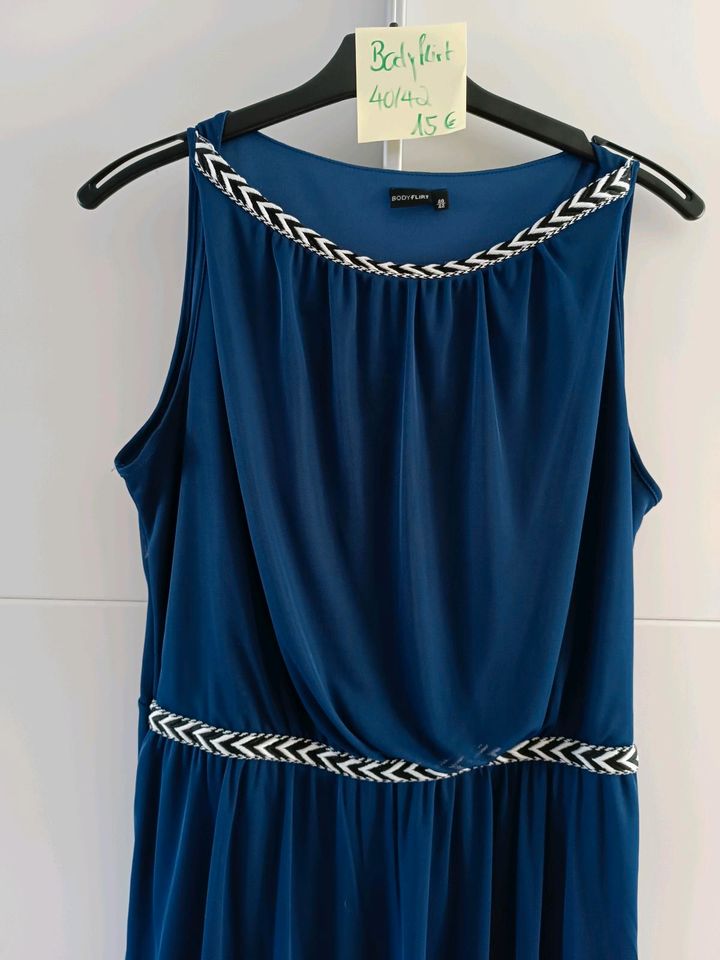 Bodyflirt Sommerkleid navyblau 40/42 in Gräfendorf