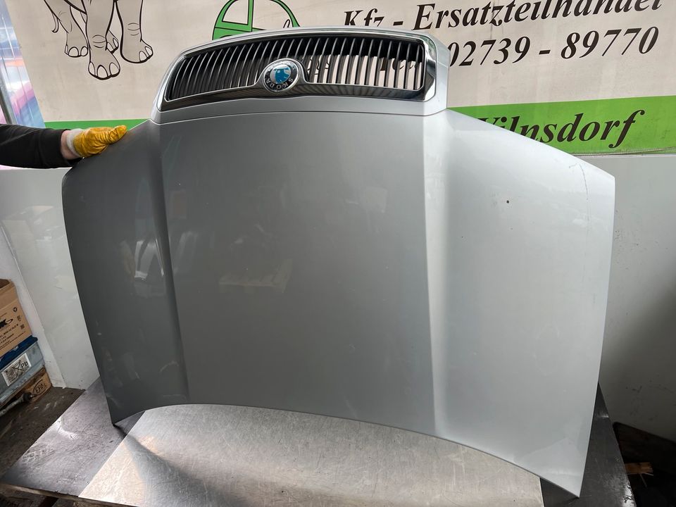 Motorhaube Skoda Fabia 6Y silber Haube komplett mit Kühlergrill in Wilnsdorf