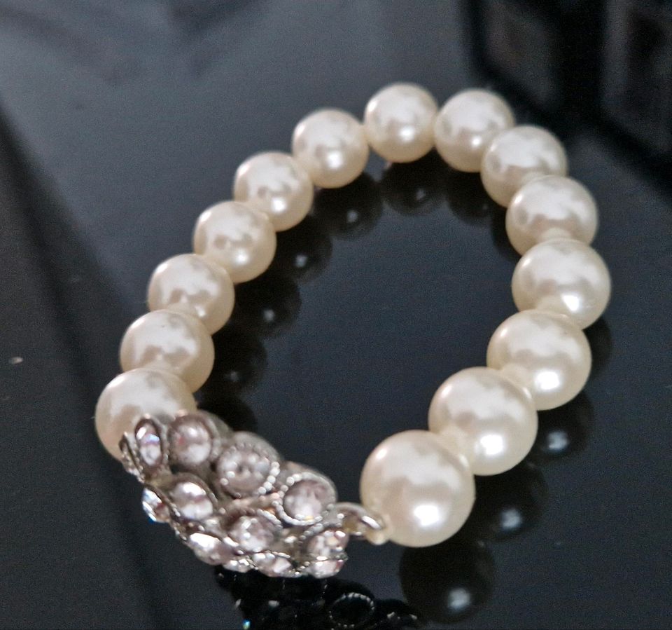 Damen Armband Modeschmuck Perlen weiß Strass  flexibel edel*6€ in Oyten