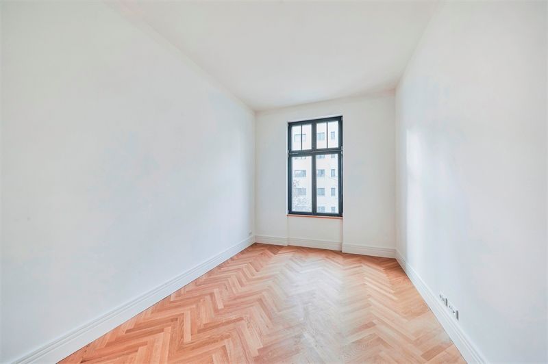 HOCHWERTIGE 3-ZI.-ALTBAUWOHNUNG - mit großem SONNENBALKON- IN TOPMODERNISIERTEM ALTBAU-dicht SPREE! in Berlin