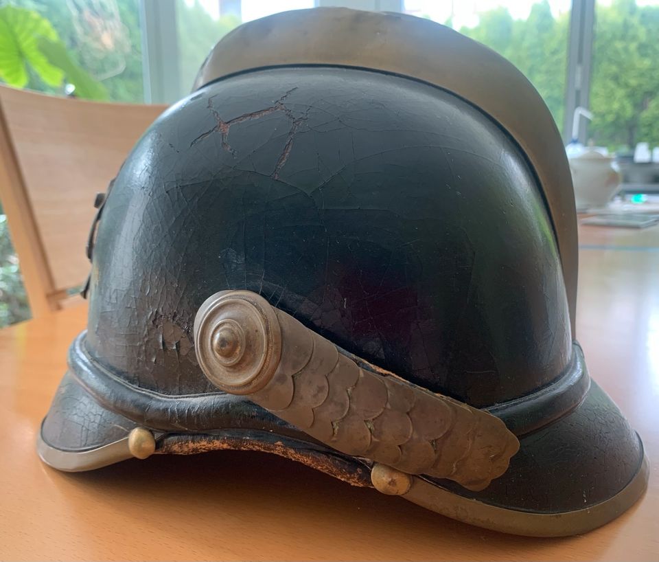 Feuerwehrhelm mit Wappenschild und Messingkamm, antik in Möglingen 