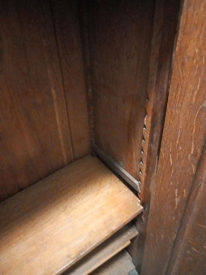 Sehr alte Schrank aus Holz in Butzbach