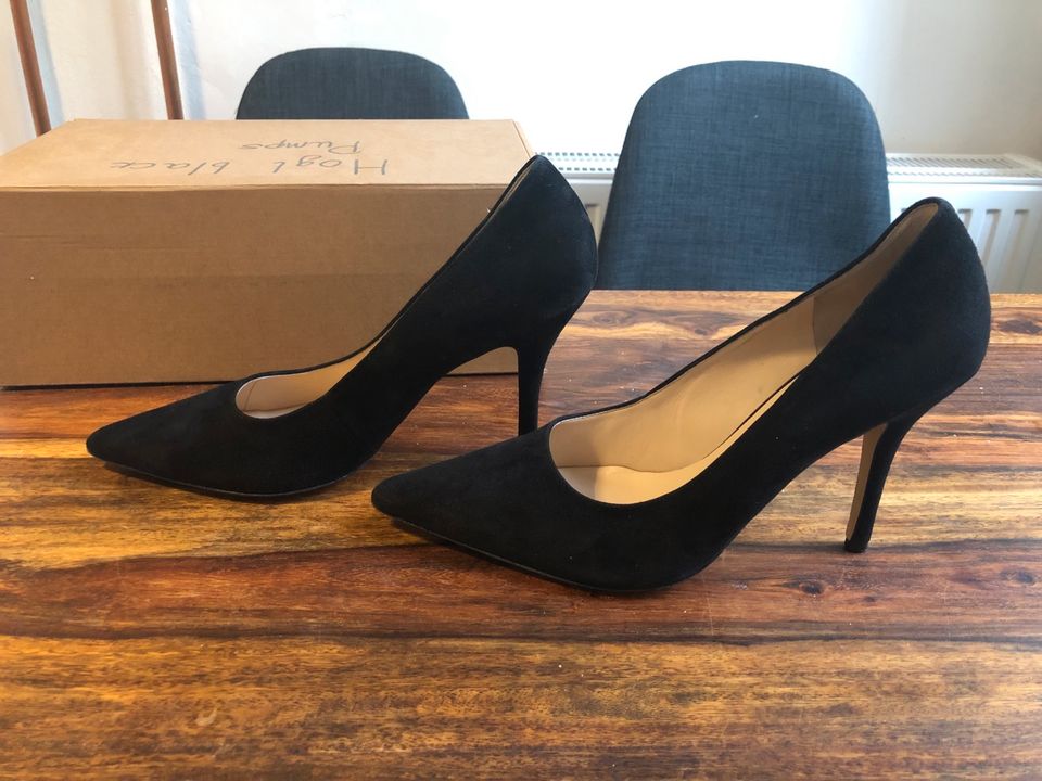 NP 120€ Hogl schwarze Wildleder Pumps zara Gr. 40 Neu in Berlin