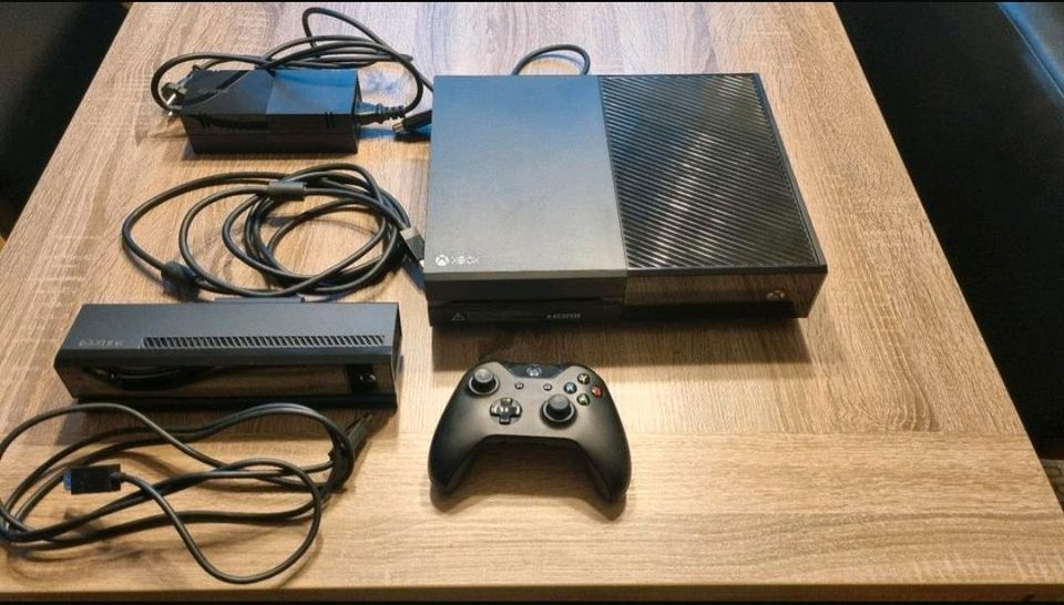 XBOX One + Kinect, Controller, Ladestation in Mainleus