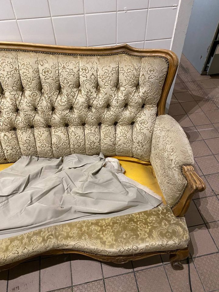 Antike: Weiße Couch in Berlin