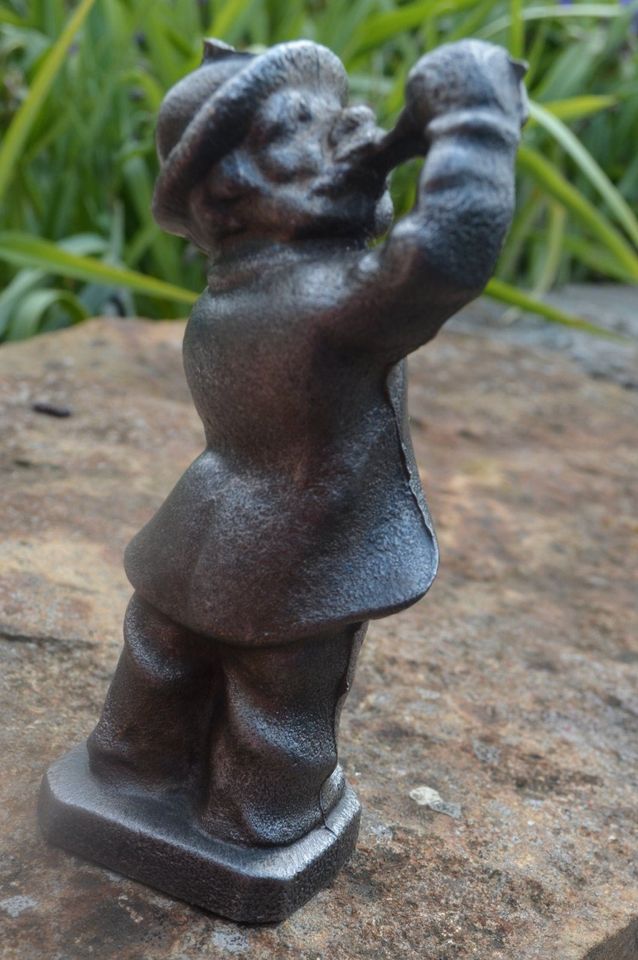 „Der Trinker“ – Figur aus Gußeisen in Garbsen