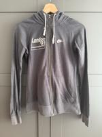 Nike TM Sweatjacke London '81 grau, Gr. XS Frankfurt am Main - Kalbach-Riedberg Vorschau