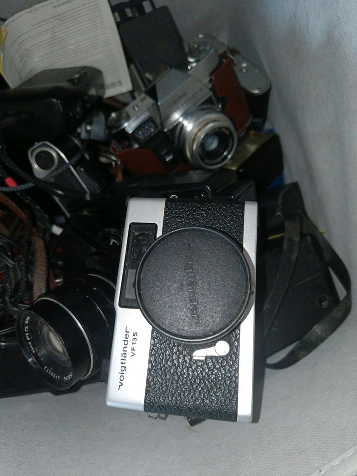Kiste alter analog Kameras ungeprüft in Hamburg