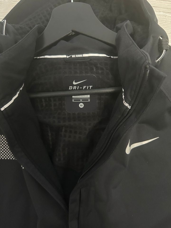 Männer Jacke Nike Größe M in Rostock