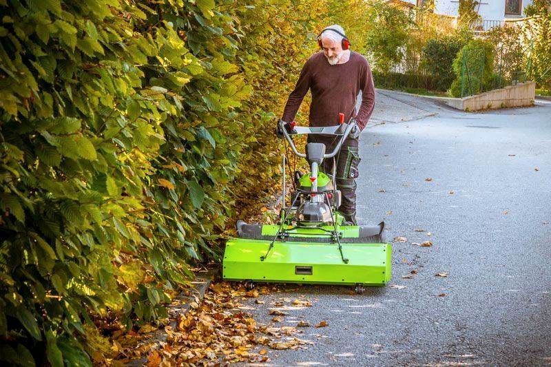 Zipper Kehrmaschine mit Schneeschild und Auffangbox ZI-KM1000 Aktion in Nabburg