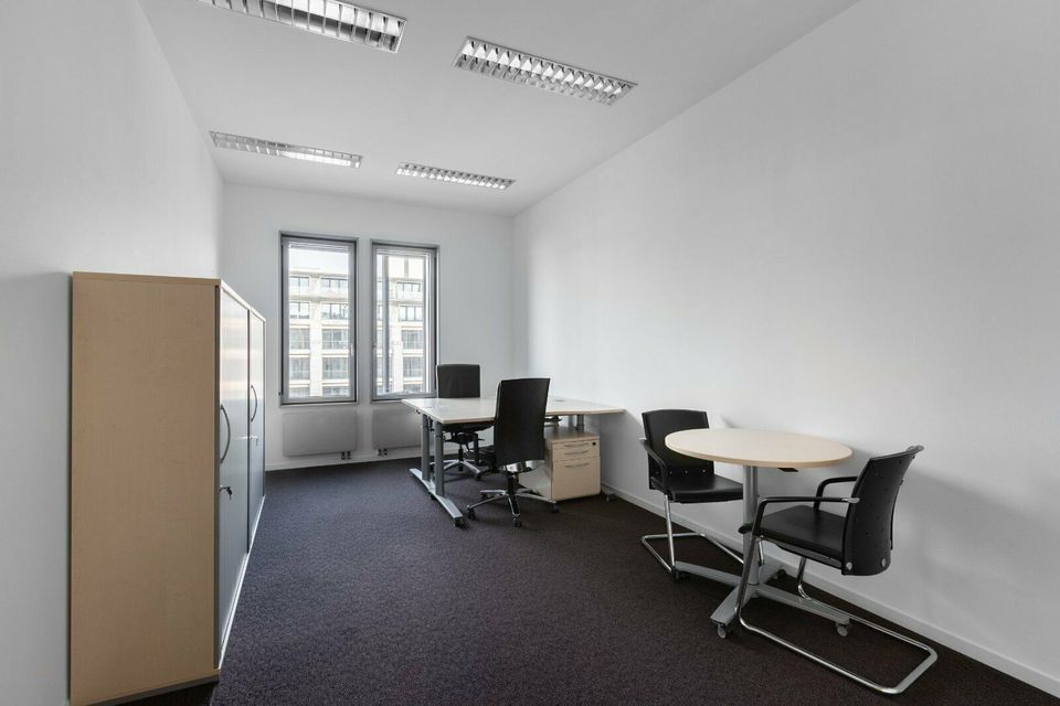 Privater Büroraum für 3 Personen in Regus Unter den Linden 21 in Berlin