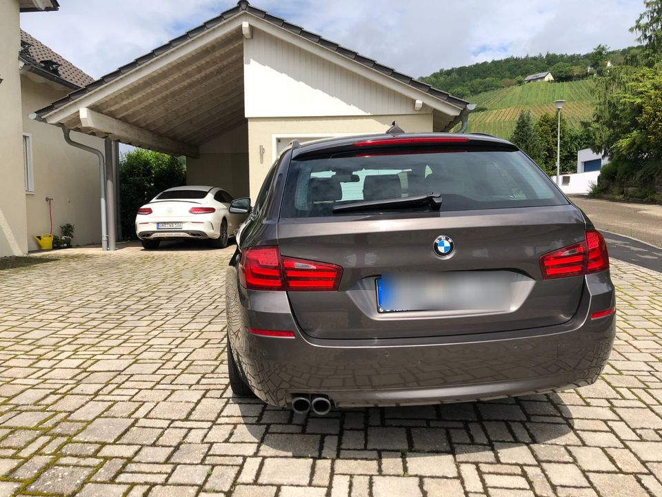BMW 528i Touring, Pano, Softclose, Keyless, HUD, AHK, uvm. in Pfedelbach