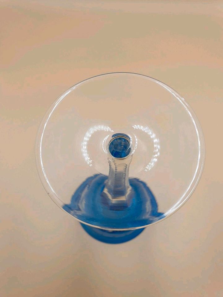 Antikes Kristall Weinglas, handgeschliffen, blau in Düsseldorf