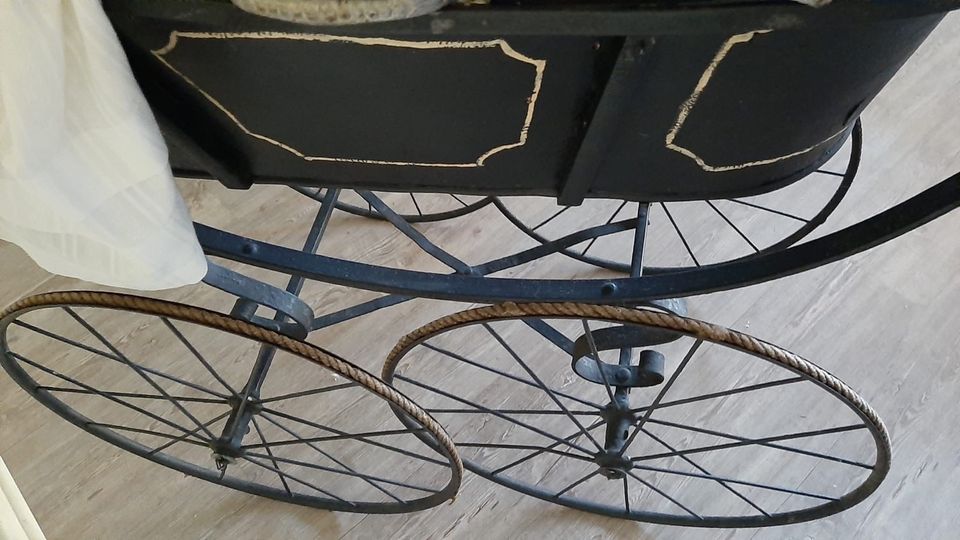 Antiker Kinderwagen/Stubenwagen um 1890 mit Puppe von Schildkröte in Itzehoe