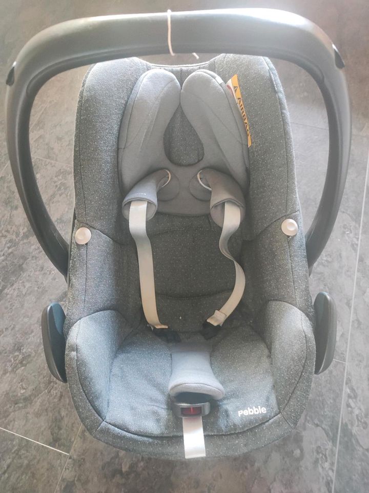 Maxi Cosi Pebble mit Family Fix Station in Hennef (Sieg)