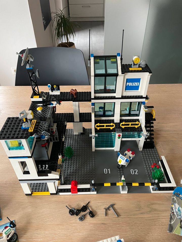 Lego Polizeistation mit viel Zubehör in Northeim