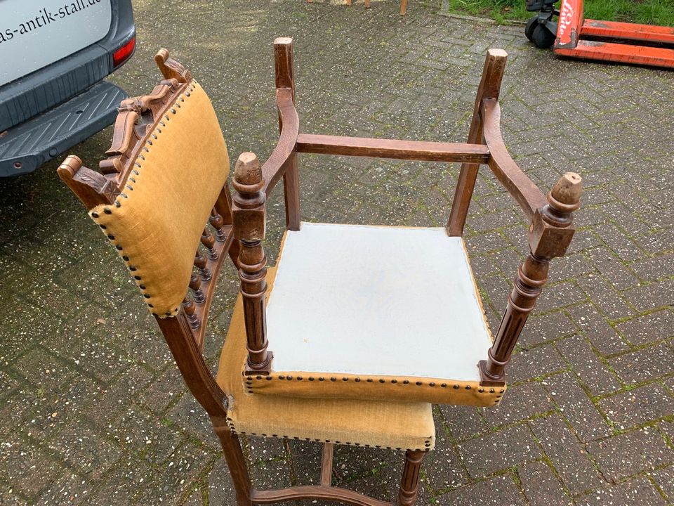 2 Esszimmerstühle Nussbaum mit aufwendigen Schnitzereien Stuhl in Neuenhaus
