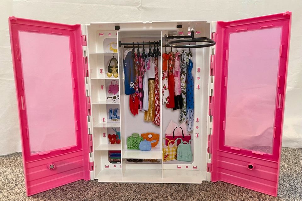 Barbie Kleiderschrank tragbar an Henkel in Köln