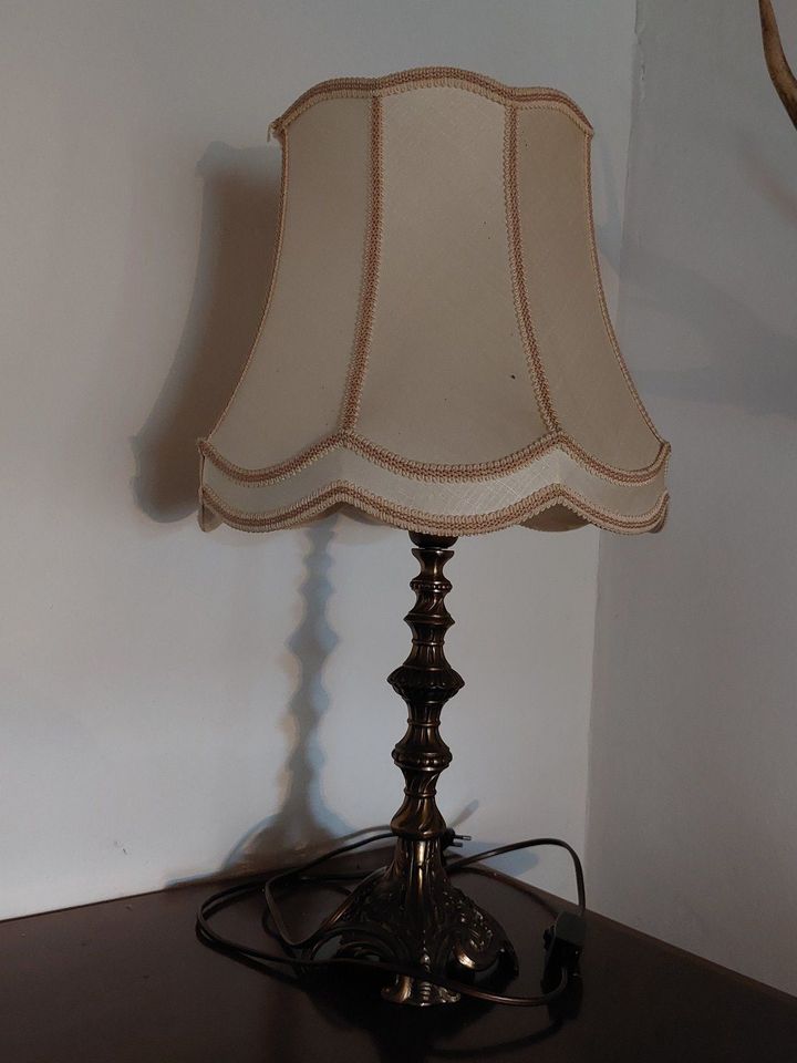Lampe Tischlampe Fuß Messing massiv Schirm Stoff Vintage in Hannover