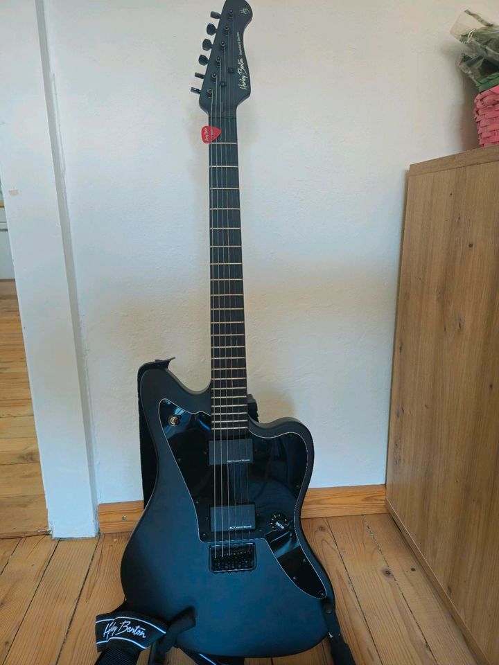 Harley Benton Gitarre mit Yamaha THR 5 Verstärker  + zubehör.. in Grafenau