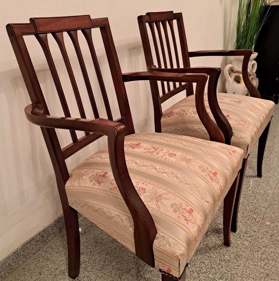 2 Armlehner Stuhl antik Massivholz sehr gepflegter, guter Zustand in München